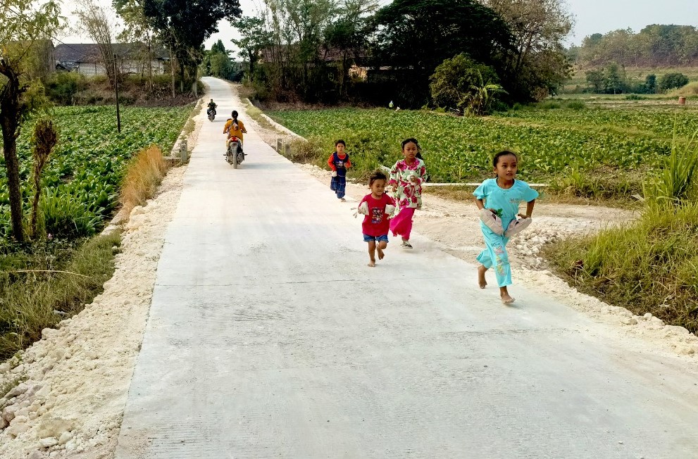 Senyum Ceria Anggi dan Jalan Beton TMMD 129 Bojonegoro yang Mengubah Suasana Sore di Dusun Mundu Senyum Ceria Anggi dan Jalan Beton TMMD 129 Bojonegoro yang Mengubah Suasana Sore di Dusun Mundu