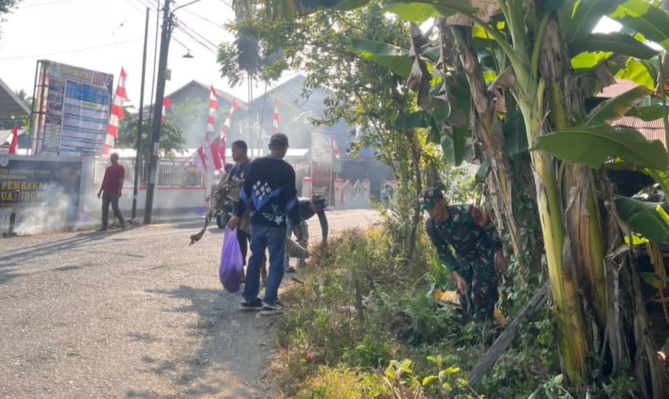 Jaga Lingkungan Tetap Bersih, Babinsa dan Warga Banua Jingah Bergotong Royong