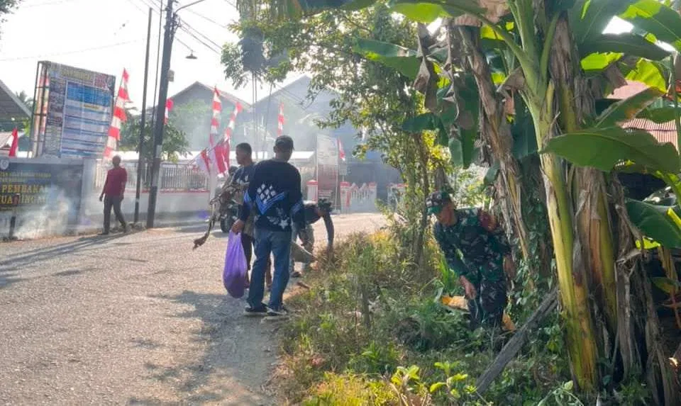 Jaga Lingkungan Tetap Bersih, Babinsa dan Warga Banua Jingah Bergotong Royong