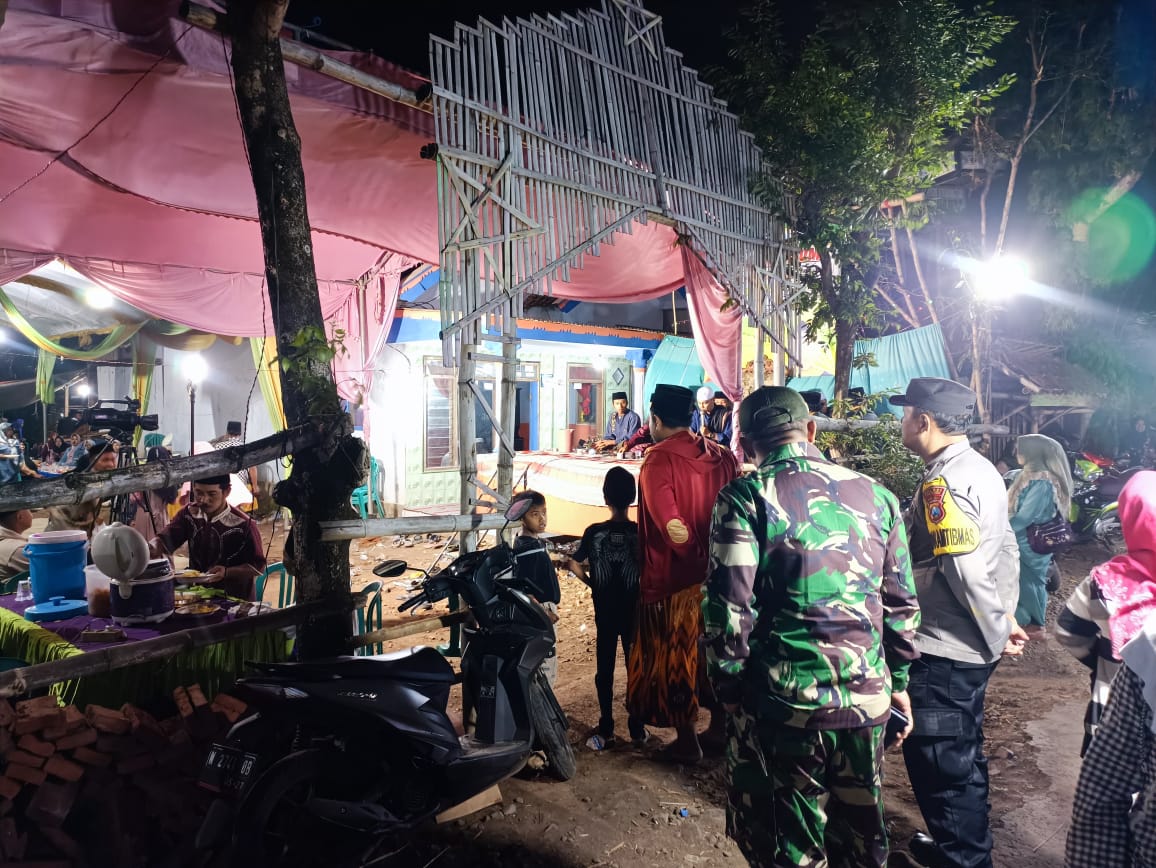 Koramil Leces Pantau Kamtibas Lewat Komsos Dan Patroli Wilayah Binaan Koramil Leces Pantau Kamtibas Lewat Komsos Dan Patroli Wilayah Binaan