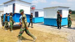 Panas Terik Tak Masalah! Satgas TMMD 129 Bojonegoro Gotong 'Lapak Masa Depan' Demi UMKM Kesongo