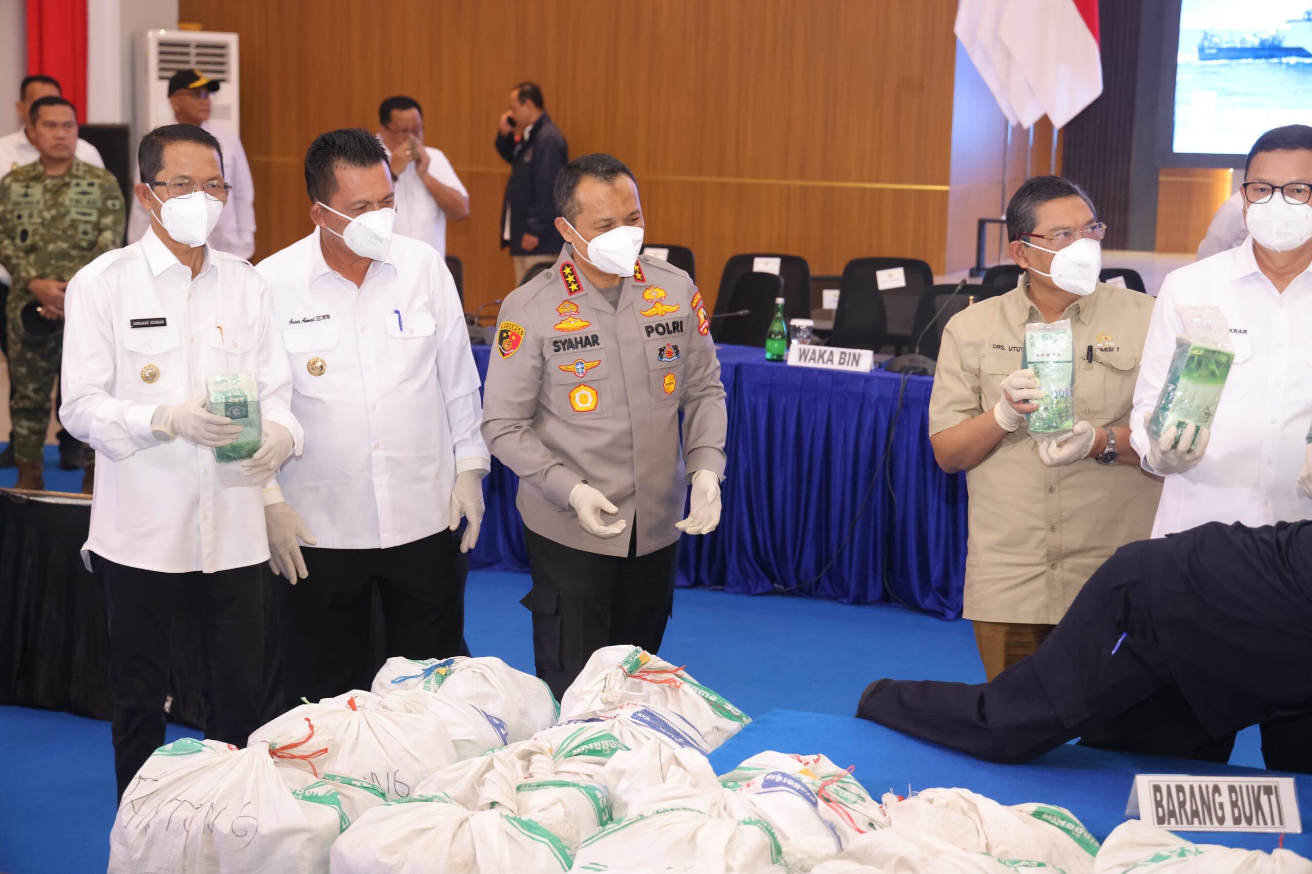 KAPOLDA KEPRI HADIRI KONFERENSI PERS PEMUSNAHAN BARANG BUKTI KETAMIN 1,3 TON KAPOLDA KEPRI HADIRI KONFERENSI PERS PEMUSNAHAN BARANG BUKTI KETAMIN 1,3 TON