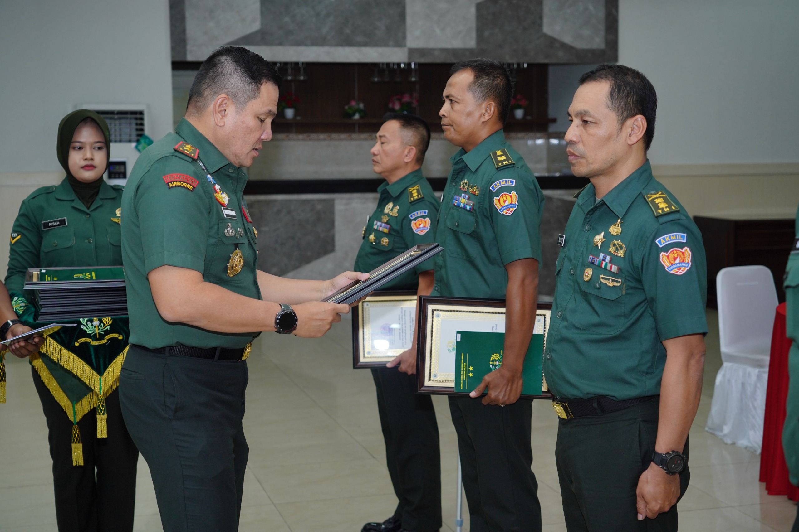 Gubernur Akmil Beri Penghargaan kepada Gumil, Pelatih, dan Pengasuh Terbaik Gubernur Akmil Beri Penghargaan kepada Gumil, Pelatih, dan Pengasuh Terbaik