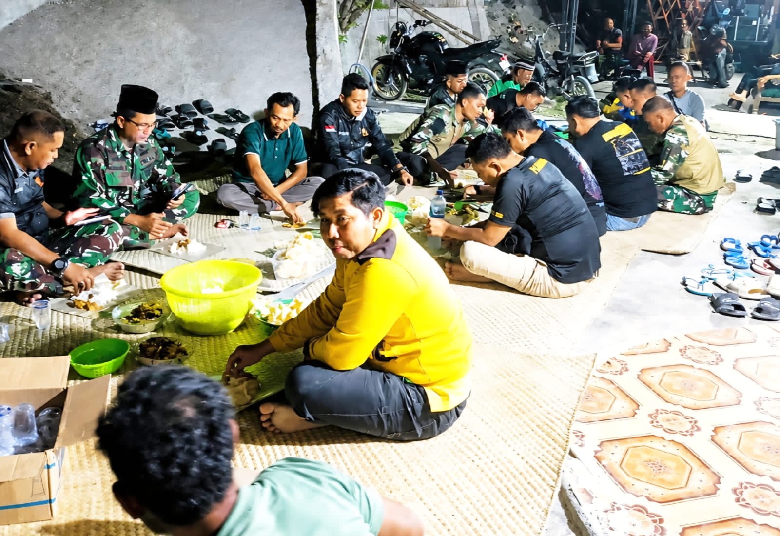 Kemanunggalan TNI-Rakyat: Warga Kesongo Gelar Makan Bersama Rayakan Kesuksesan TMMD 129 Bojonegoro Kemanunggalan TNI-Rakyat: Warga Kesongo Gelar Makan Bersama Rayakan Kesuksesan TMMD 129 Bojonegoro