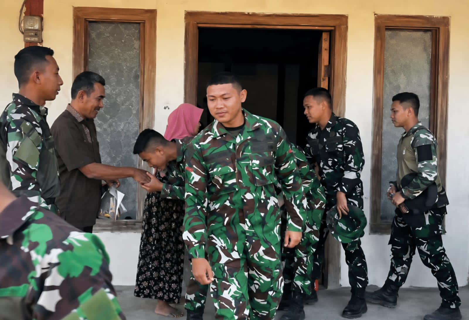 Jalinan Kekeluargaan Takkan Putus, Satgas TMMD 129 Bojonegoro Pamitan dengan Warga Kesongo Jalinan Kekeluargaan Takkan Putus, Satgas TMMD 129 Bojonegoro Pamitan dengan Warga Kesongo