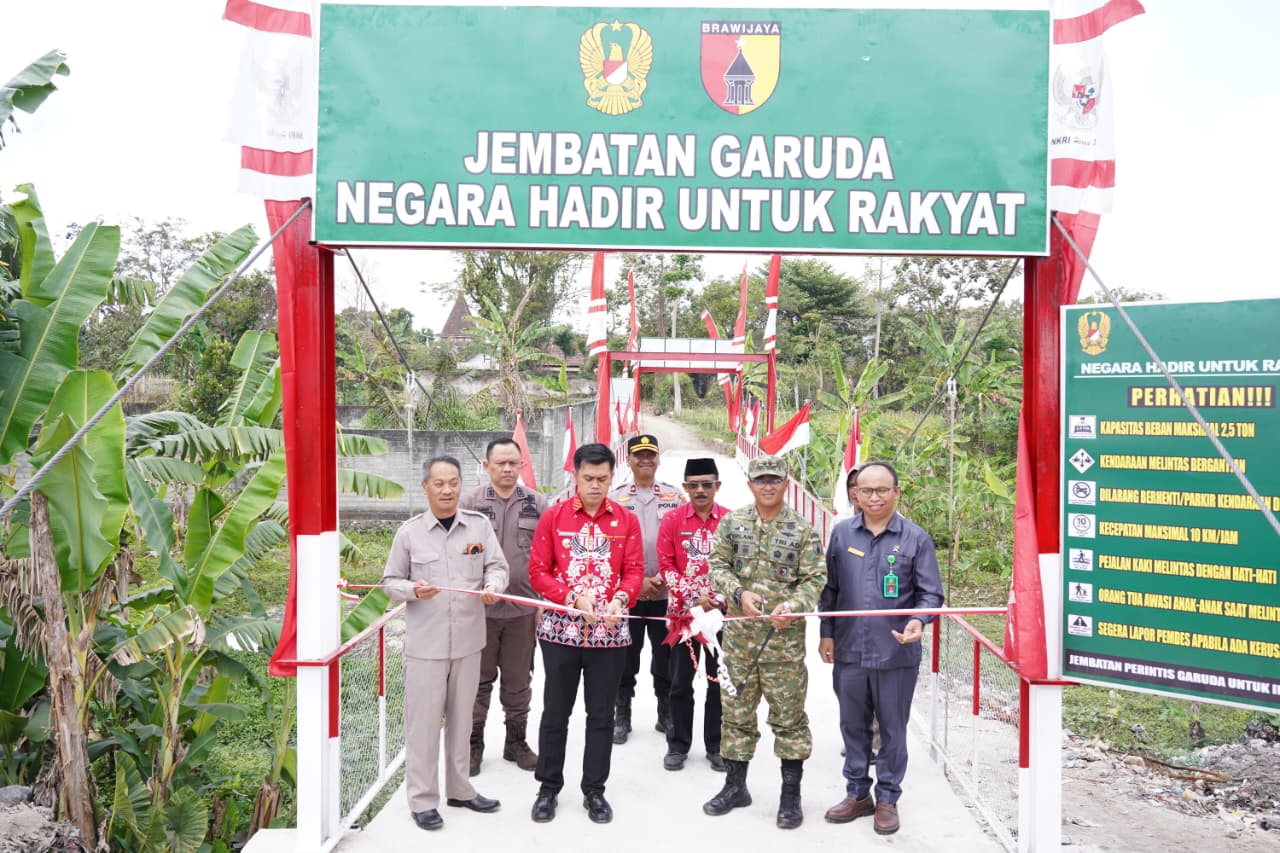 Dandim 0808/Blitar Hadiri Launching 2.500 Jembatan Garuda dan 3.000 Titik Air Bersih oleh Presiden Prabowo Subianto Dandim 0808/Blitar Hadiri Launching 2.500 Jembatan Garuda dan 3.000 Titik Air Bersih oleh Presiden Prabowo Subianto