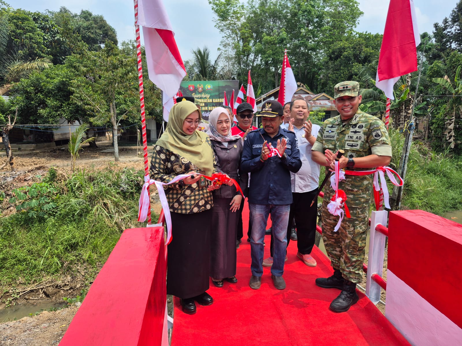 Jembatan Garuda Teluk Mesjid, Wujud Sinergi TNI dan Pemerintah Buka Akses Warga Jembatan Garuda Teluk Mesjid, Wujud Sinergi TNI dan Pemerintah Buka Akses Warga