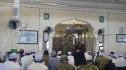Dandim 1002/HST Shalat Jumat Bersama Warga dan Gelar Jumat Berkah