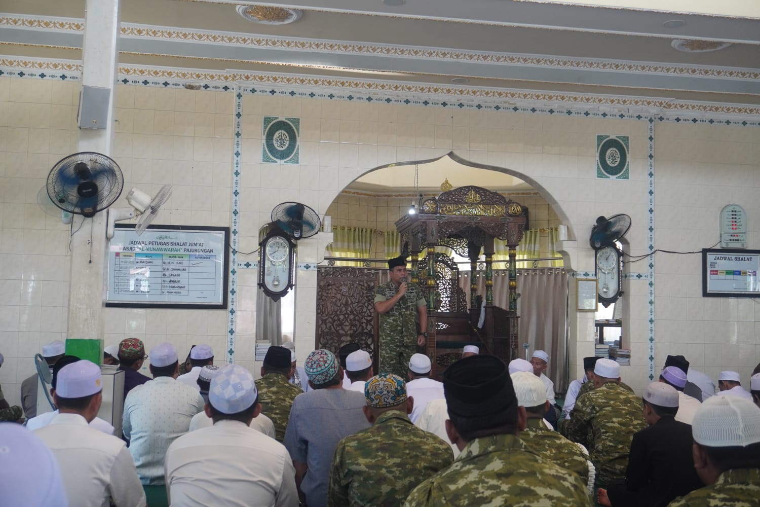 Dandim 1002/HST Shalat Jumat Bersama Warga dan Gelar Jumat Berkah