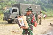 Satgas Pamtas RI-Malaysia Yonarmed 19/Bogani Gelar Jumat Peduli, Berikan Sembako dan Layanan Kesehatan Gratis