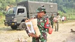 Satgas Pamtas RI-Malaysia Yonarmed 19/Bogani Gelar Jumat Peduli, Berikan Sembako dan Layanan Kesehatan Gratis