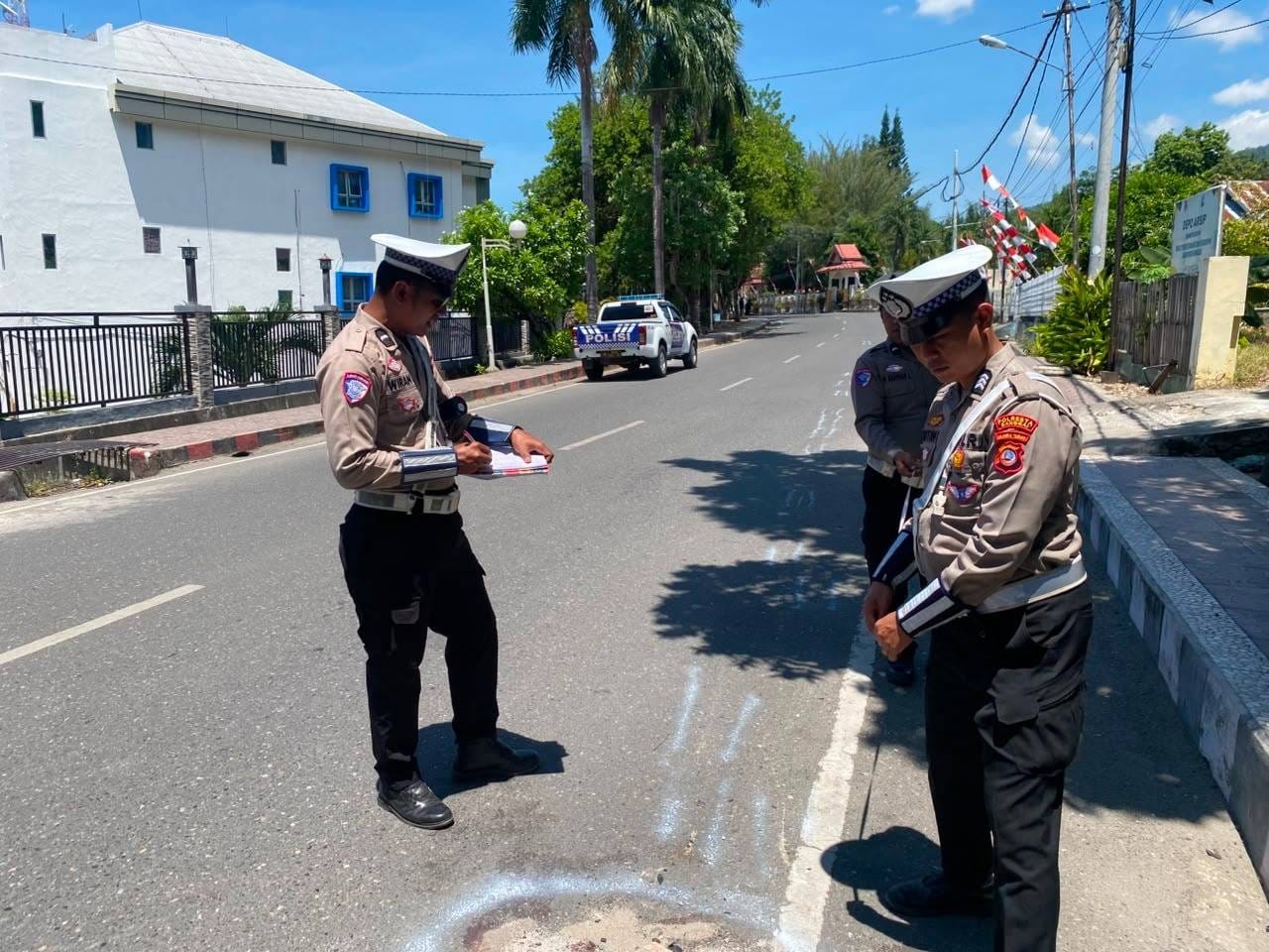 Olah TKP, Pelajar Ngebut Tanpa Helm di Luwuk Tewas Usai Tabrak Ambulance Parkir