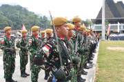 Satgas Pamtas RI-Malaysia Yonarmed 19/Bogani Ikuti Upacara Bendera HUT ke-81 Kemerdekaan RI di PLBN Entikong