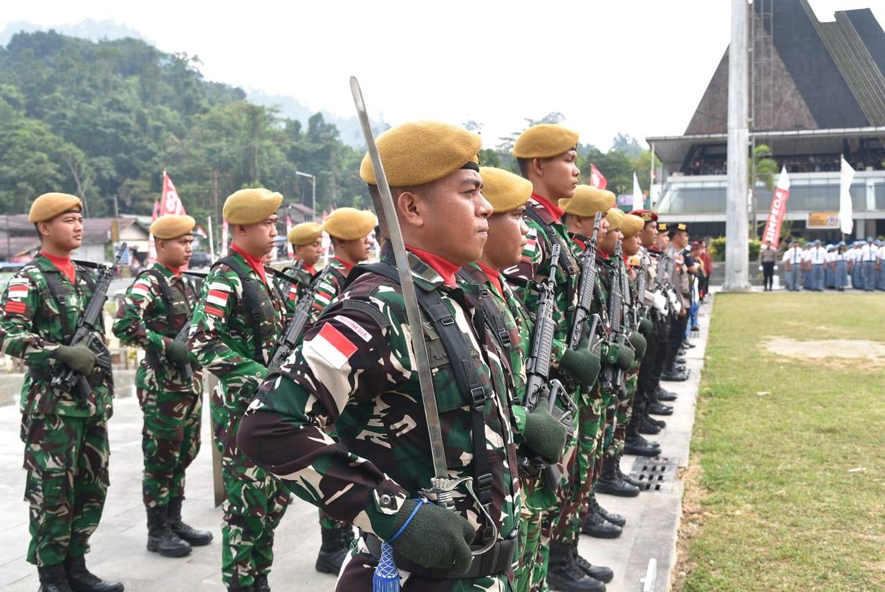 Satgas Pamtas RI-Malaysia Yonarmed 19/Bogani Ikuti Upacara Bendera HUT ke-81 Kemerdekaan RI di PLBN Entikong