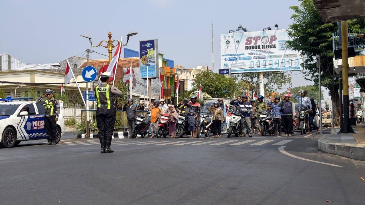 Detik-detik Proklamasi di Traffic Light Brak Probolinggo, Pengendara Kompak Hormat Merah Putih Detik-detik Proklamasi di Traffic Light Brak Probolinggo, Pengendara Kompak Hormat Merah Putih