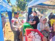 Pelayanan Makanan dan Evakuasi Korban Gempa oleh SAR Korbrimob Polri di Manggarai Timur