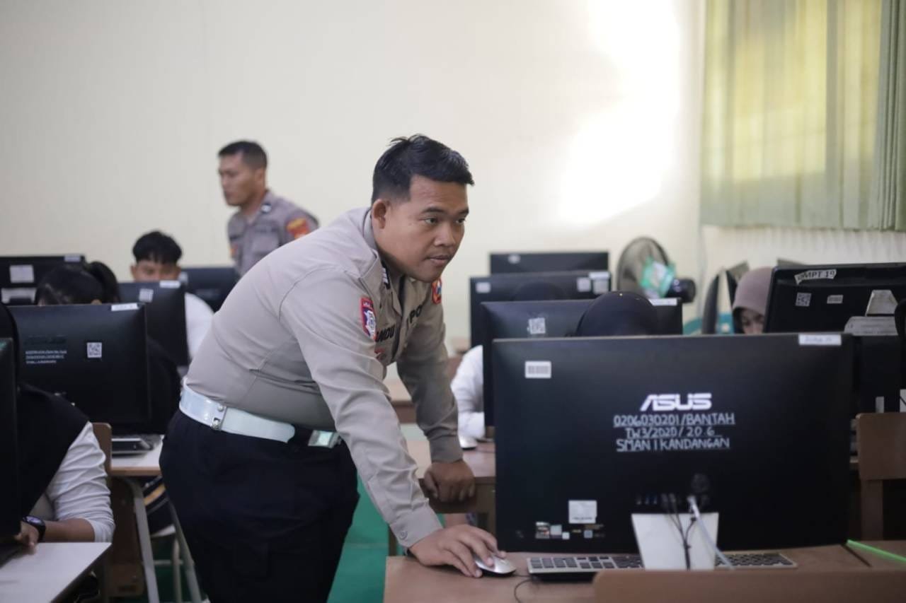Pelajar SMAN 1 Kandangan Belajar AI Bersama Polisi Kediri