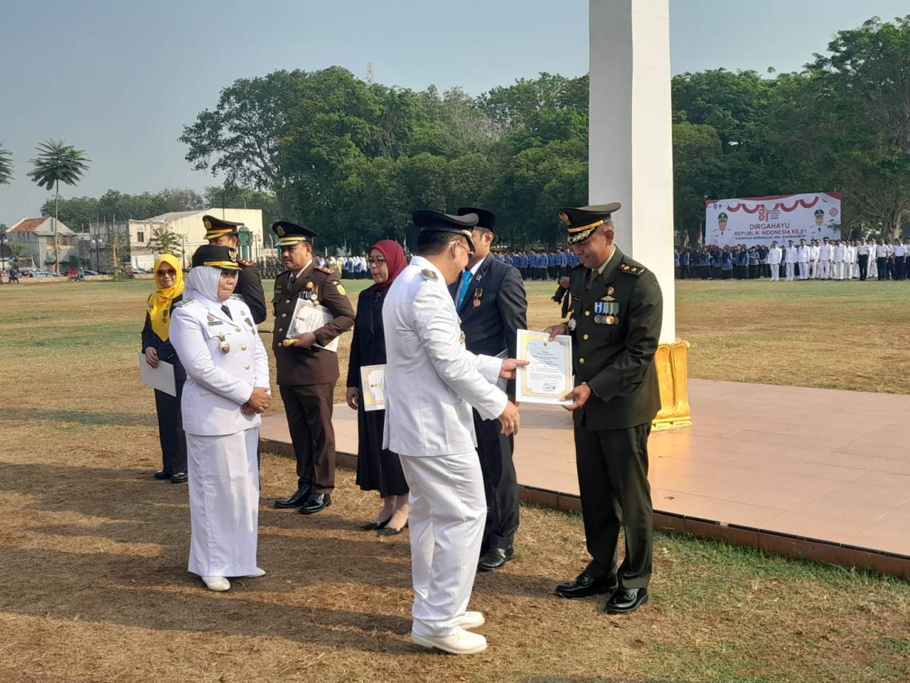 Bersama Sejumlah Pihak, Kasdim 0820/Probolinggo Hadiri Upacara HUT Ke-81 Kemerdekaan RI Di Alun - Alun Kota Probolinggo Bersama Sejumlah Pihak, Kasdim 0820/Probolinggo Hadiri Upacara HUT Ke-81 Kemerdekaan RI Di Alun - Alun Kota Probolinggo