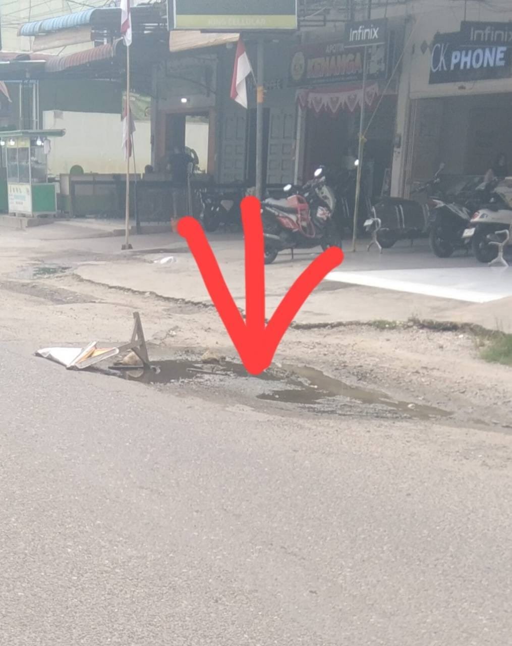 Tambal Sulam Jalan Langsa Kembali Terkelupas, Warga Soroti Kualitas Pekerjaan Rp3,6 Miliar