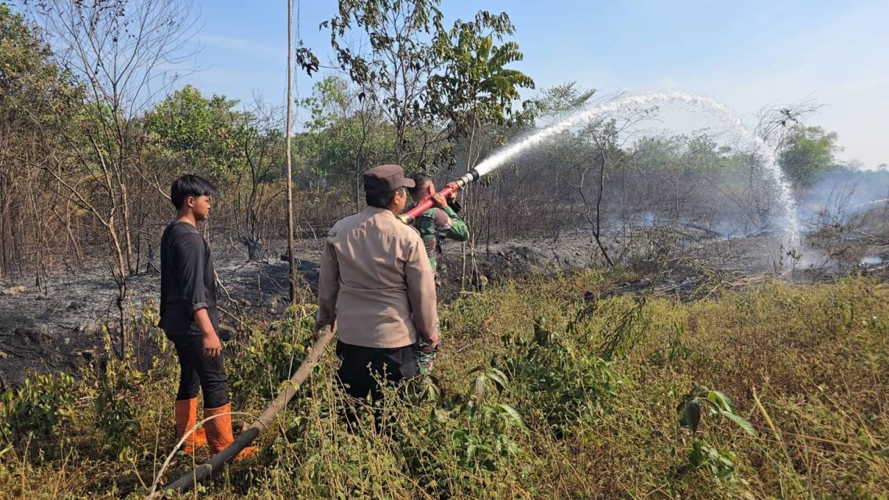 Api Cepat Menjalar, Babinsa dan Tim Gabungan Jinakkan Karhutla di Maburai Api Cepat Menjalar, Babinsa dan Tim Gabungan Jinakkan Karhutla di Maburai