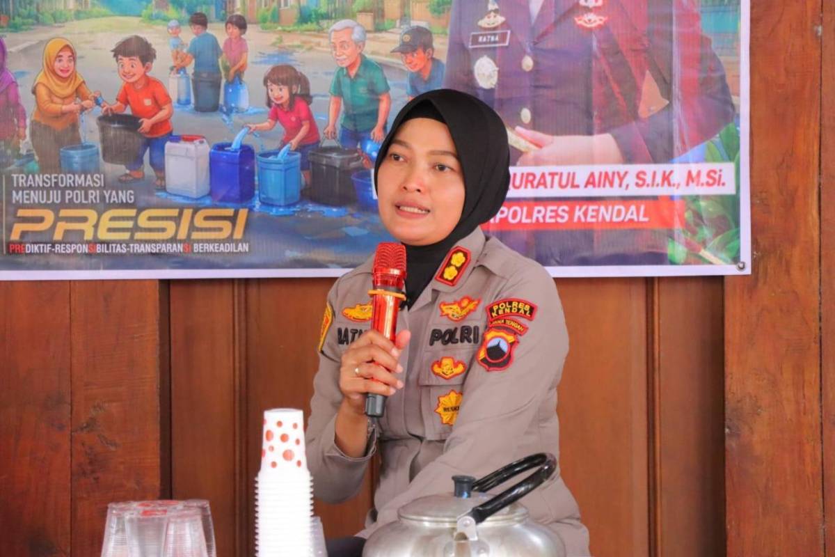 Gerak Cepat Hadirkan Solusi, Polres Kendal Kunjungi Dusun Sirowo dengan Bantuan Air Bersih dan Sembako Gerak Cepat Hadirkan Solusi, Polres Kendal Kunjungi Dusun Sirowo dengan Bantuan Air Bersih dan Sembako