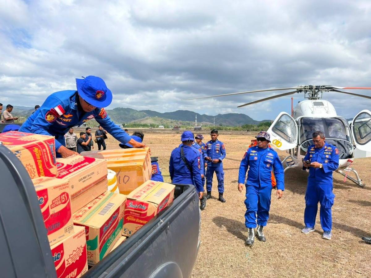 Polri Kembali Salurkan Bantuan Kemanusiaan bagi Warga Terdampak Gempa NTT Polri Kembali Salurkan Bantuan Kemanusiaan bagi Warga Terdampak Gempa NTT