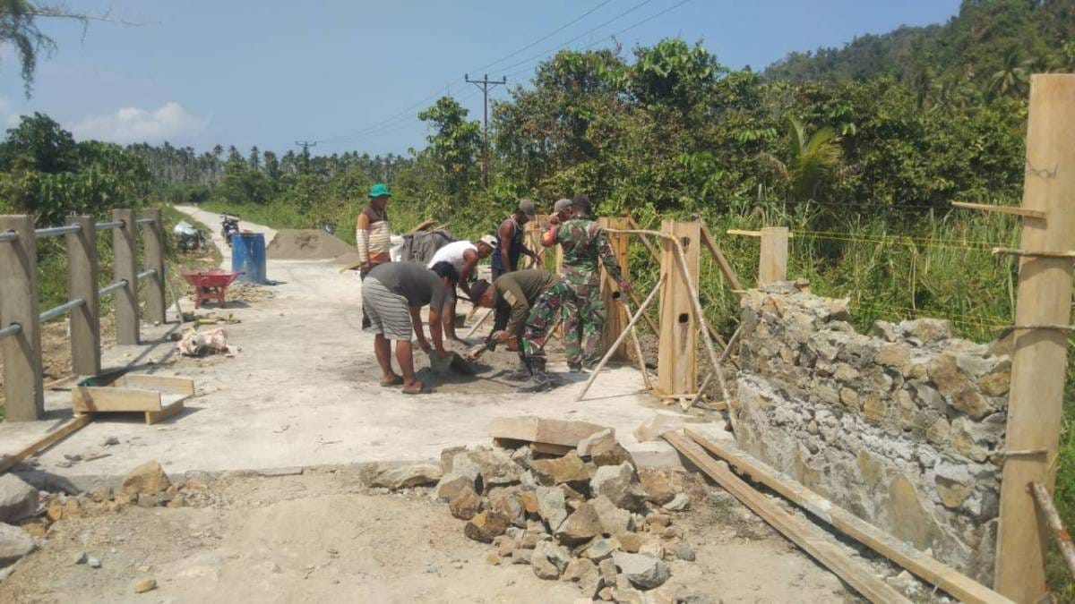 Semangat Gotong Royong, TNI dan Warga Percepat Pembangunan Jembatan Armco di Maidi