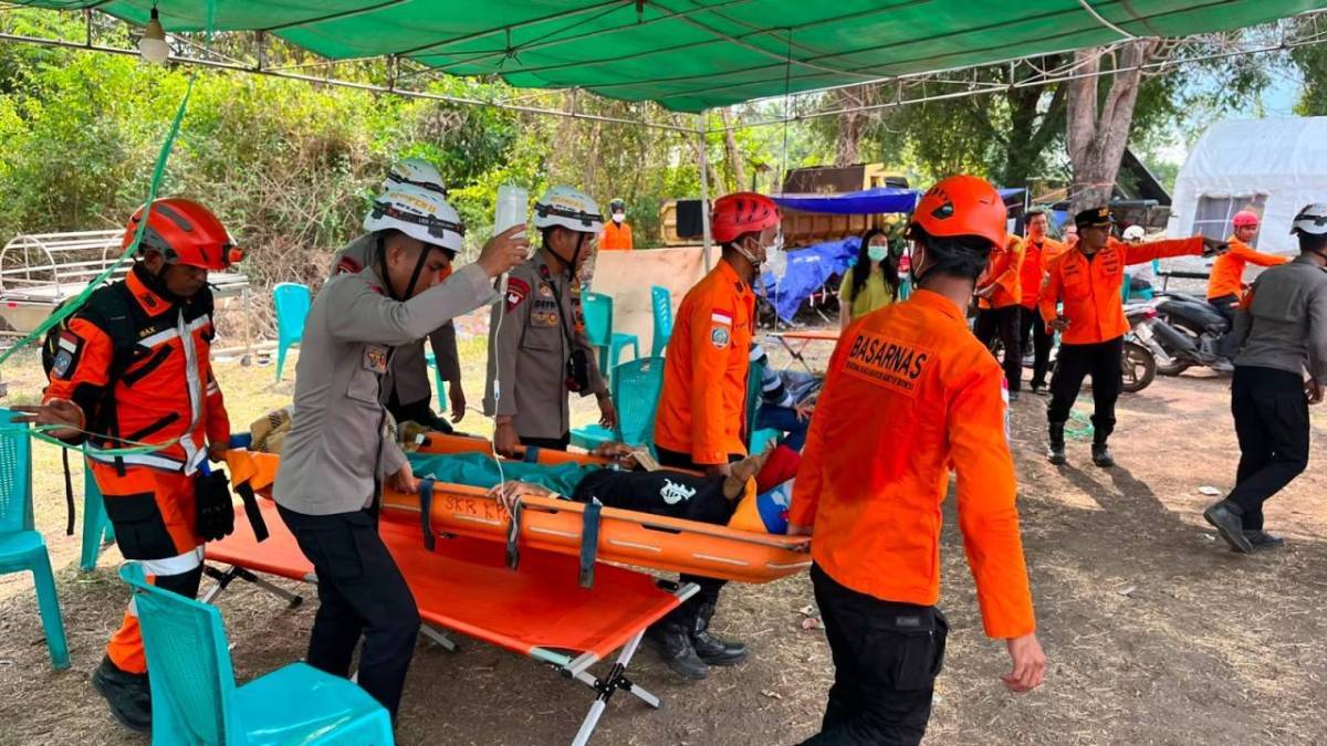Peringati HUT ke-81 RI, Polres Pasuruan Kota Salurkan Air Bersih untuk Warga Pesisir Peringati HUT ke-81 RI, Polres Pasuruan Kota Salurkan Air Bersih untuk Warga Pesisir