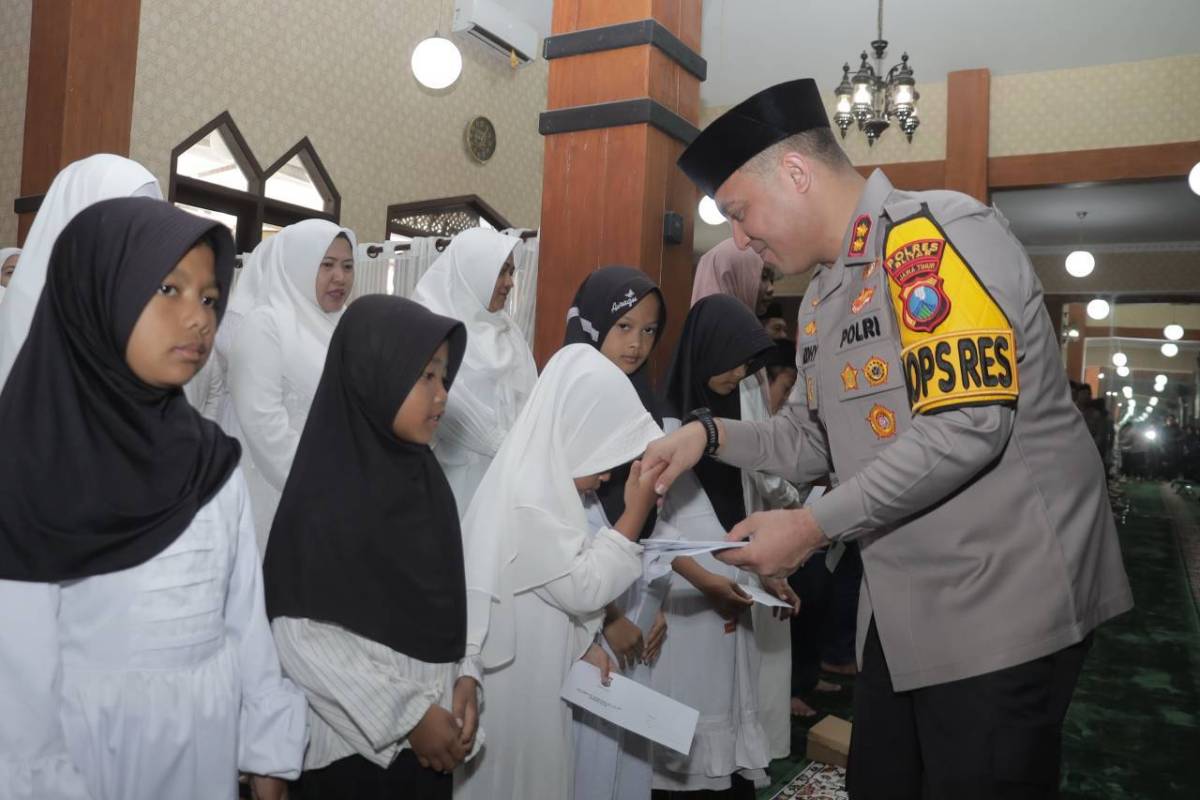 Sentuhan Humanis Polres Blitar di Hari Maulid Nabi: Gelar Pengajian hingga Santuni Anak Yatim Sentuhan Humanis Polres Blitar di Hari Maulid Nabi: Gelar Pengajian hingga Santuni Anak Yatim