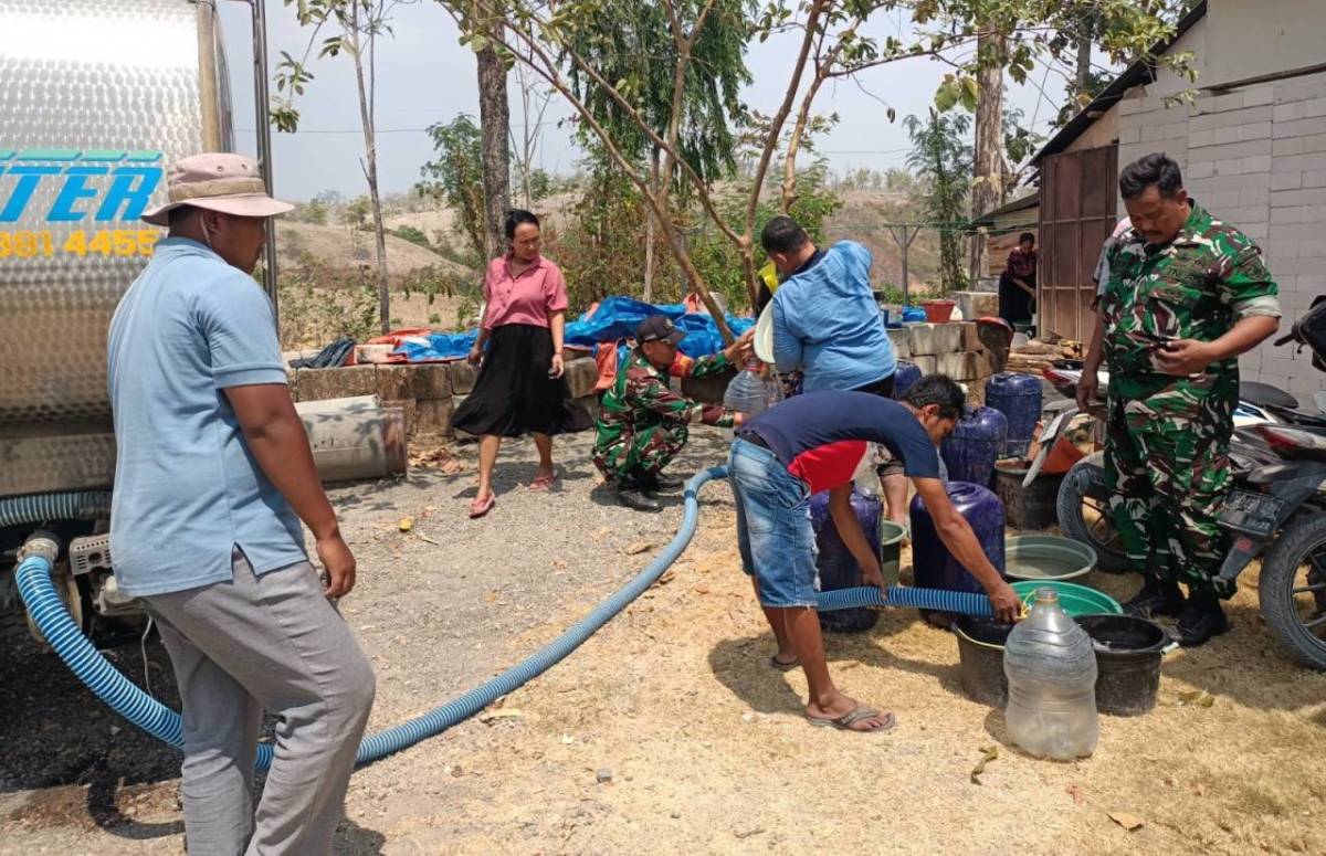 Tanggap Krisis Kekeringan, Kodim Bojonegoro Salurkan 6 Ribu Liter Air Bersih untuk Warga Kedungsari Temayang Tanggap Krisis Kekeringan, Kodim Bojonegoro Salurkan 6 Ribu Liter Air Bersih untuk Warga Kedungsari Temayang