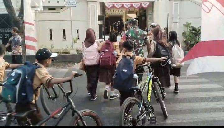 Babinsa Joyotakan Amankan Arus Lalu Lintas & Bantu Penyebrangan Siswa SDN 59 Joyotakan Babinsa Joyotakan Amankan Arus Lalu Lintas & Bantu Penyebrangan Siswa SDN 59 Joyotakan