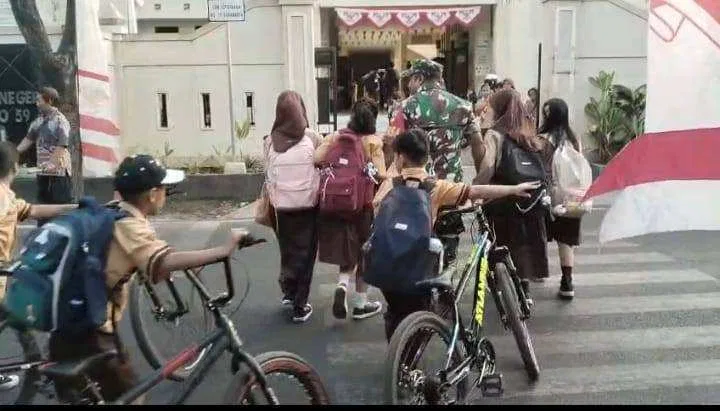 Babinsa Joyotakan Amankan Arus Lalu Lintas & Bantu Penyebrangan Siswa SDN 59 Joyotakan
