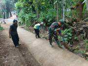 Ciptakan Lingkungan Bersih dan Sehat, Serda Suhartono Bersama Warga Banggle Gelar Kerja Bakti
