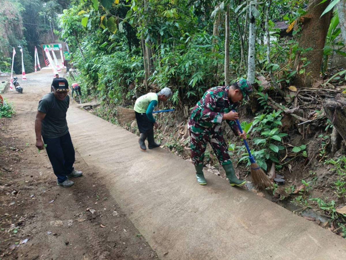 Ciptakan Lingkungan Bersih dan Sehat, Serda Suhartono Bersama Warga Banggle Gelar Kerja Bakti Ciptakan Lingkungan Bersih dan Sehat, Serda Suhartono Bersama Warga Banggle Gelar Kerja Bakti