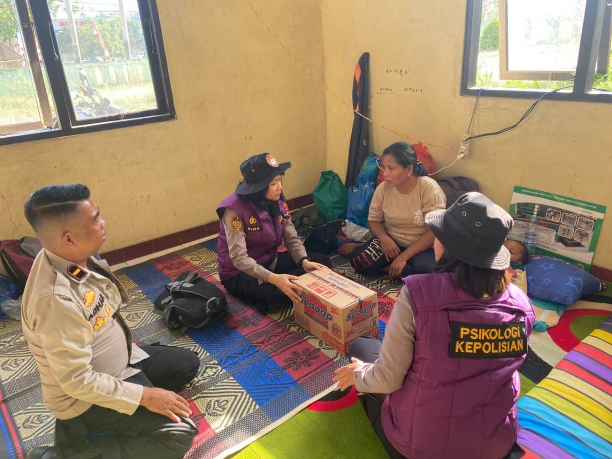 Polri Berikan Konseling dan Trauma Healing bagi Korban Gempa di Manggarai Barat Polri Berikan Konseling dan Trauma Healing bagi Korban Gempa di Manggarai Barat