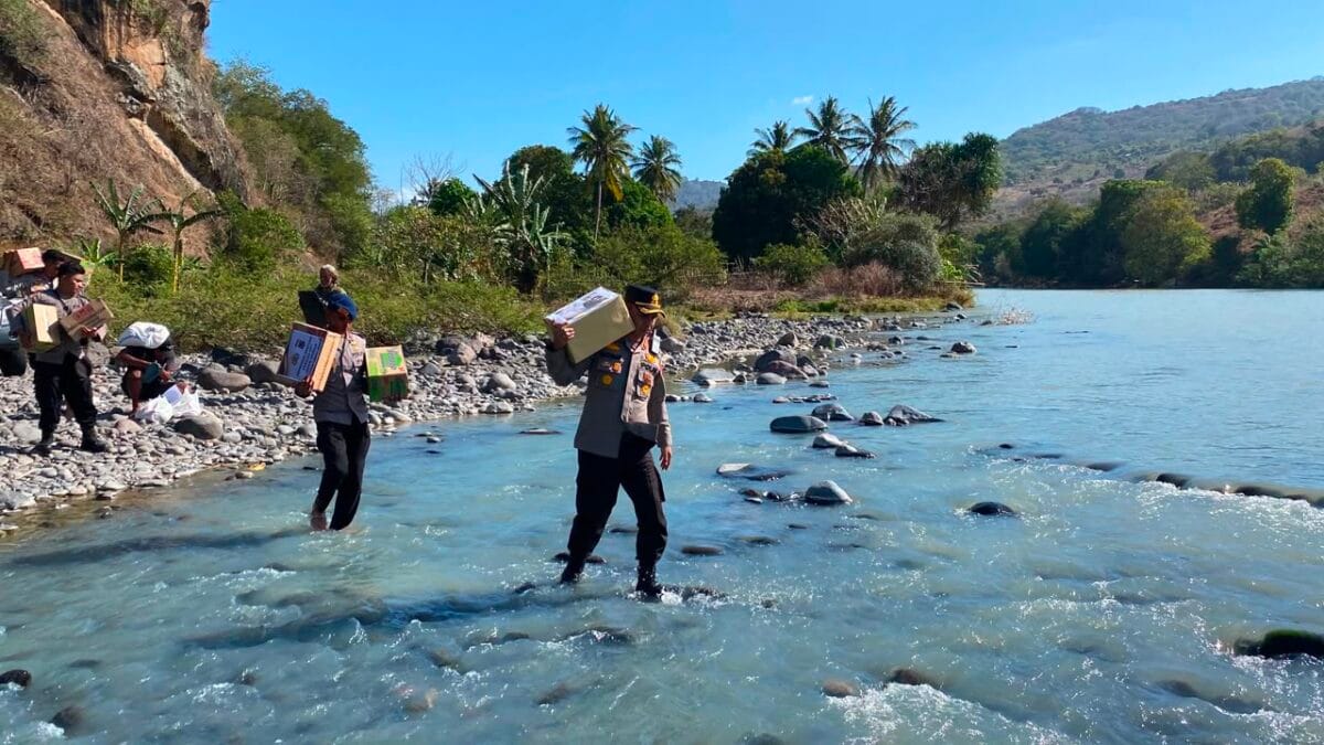 Menembus Jalan Terjal, Polri Hadir Membawa Harapan: Kapolres Nagekeo Salurkan Bantuan Kapolda NTT untuk Warga Terdampak Gempa