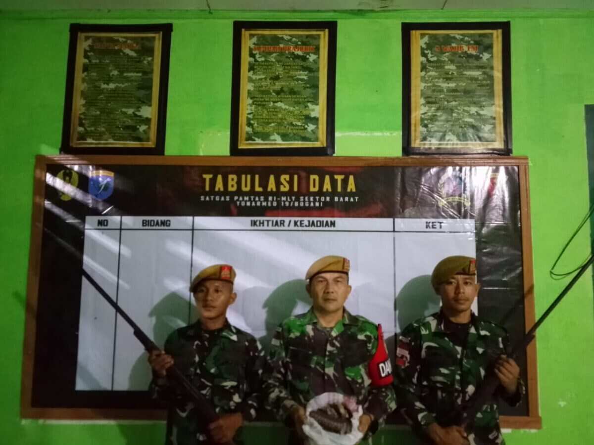 Satgas Pamtas RI-Malaysia Yonarmed 19/Bogani Terima Sukarela Dua Senjata Rakitan dan Sisik Trenggiling dari Warga Perbatasan Satgas Pamtas RI-Malaysia Yonarmed 19/Bogani Terima Sukarela Dua Senjata Rakitan dan Sisik Trenggiling dari Warga Perbatasan