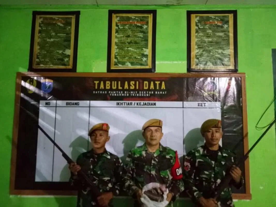 Satgas Pamtas RI-Malaysia Yonarmed 19/Bogani Terima Sukarela Dua Senjata Rakitan dan Sisik Trenggiling dari Warga Perbatasan