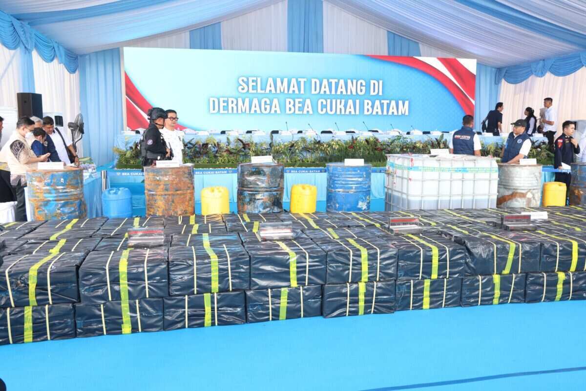 _JOINT OPERATION_ BNN, BEA CUKAI DAN POLDA KEPRI GAGALKAN PENYELUNDUPAN 2,6 TON METHAMPHETAMINE CAIR, SELAMATKAN 14,1 JUTA JIWA _JOINT OPERATION_ BNN, BEA CUKAI DAN POLDA KEPRI GAGALKAN PENYELUNDUPAN 2,6 TON METHAMPHETAMINE CAIR, SELAMATKAN 14,1 JUTA JIWA