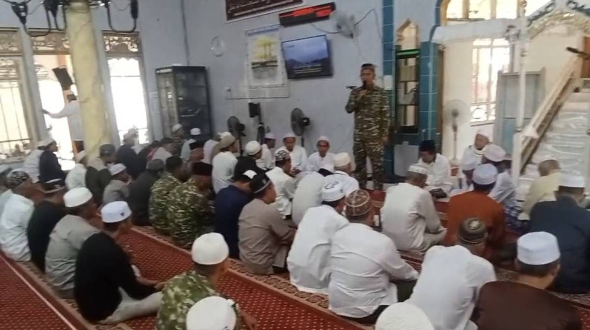 Jumat Berkah, Kodim 1002 Berbagi dengan Jamaah Masjid Al Mubarok Jumat Berkah, Kodim 1002 Berbagi dengan Jamaah Masjid Al Mubarok