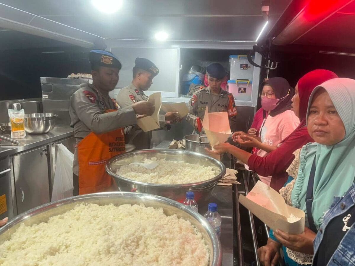 Brimob Polda Jatim Kerahkan Randurlap dan Water Treatment Pasok Makanan dan Air Bersih Pengungsi NTT Brimob Polda Jatim Kerahkan Randurlap dan Water Treatment Pasok Makanan dan Air Bersih Pengungsi NTT