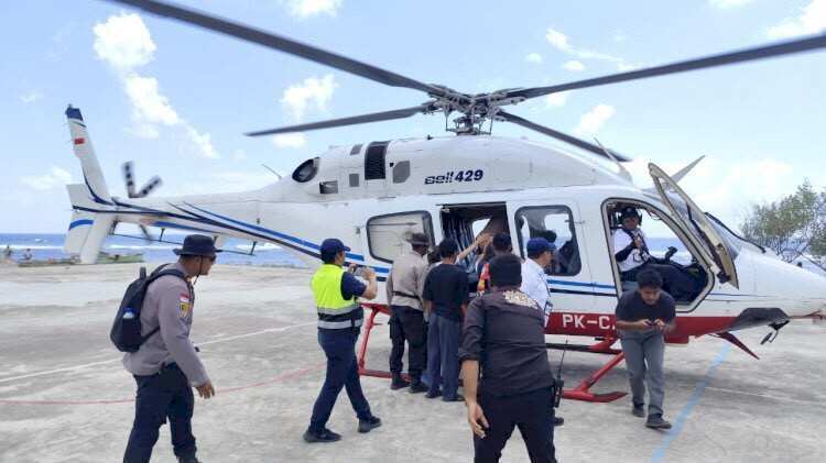 Polri Evakuasi Dua Warga Palue Lewat Jalur Udara, Lansia Korban Reruntuhan dan Ibu Hamil Polri Evakuasi Dua Warga Palue Lewat Jalur Udara, Lansia Korban Reruntuhan dan Ibu Hamil