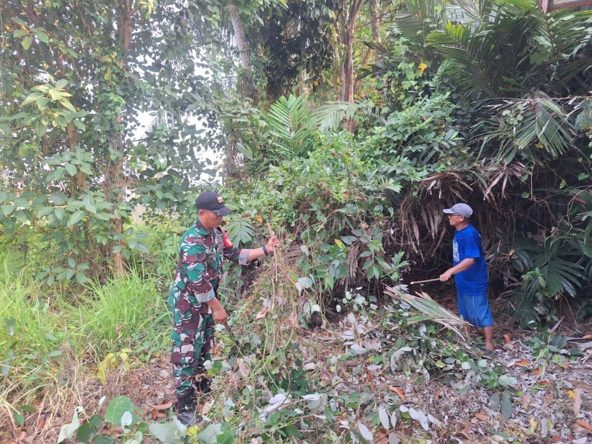 Jaga Lingkungan Tetap Bersih, Babinsa dan Warga Banua Binjai Bergotong Royong Jaga Lingkungan Tetap Bersih, Babinsa dan Warga Banua Binjai Bergotong Royong