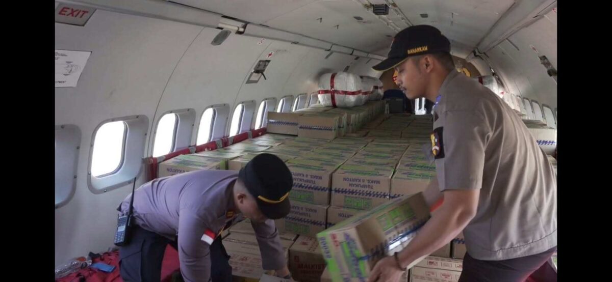 Bantuan Kapolri Tiba di Labuan Bajo, Logistik Disiapkan untuk Warga Terdampak Gempa Flores Bantuan Kapolri Tiba di Labuan Bajo, Logistik Disiapkan untuk Warga Terdampak Gempa Flores