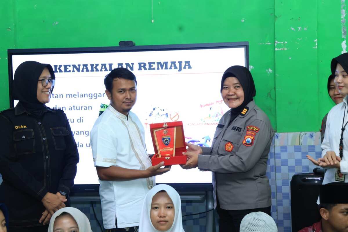 Sambut Hari Jadi ke - 78, Polwan Polres Ngawi Edukasi Santri Cegah Kenakalan Remaja Sambut Hari Jadi ke - 78, Polwan Polres Ngawi Edukasi Santri Cegah Kenakalan Remaja
