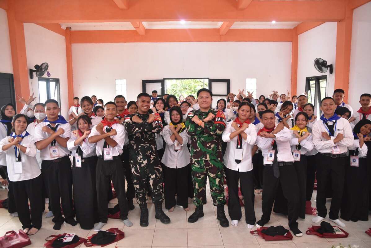 Satgas Pamtas Yonarmed 19/Bogani Berikan Materi Wawasan Kebangsaan, Tanamkan Semangat Nasionalisme kepada Mahasiswa STKIP Entikong