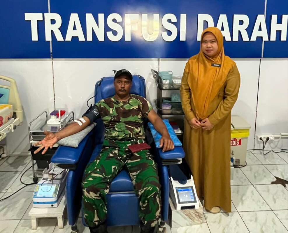 Kemanunggalan TNI-Rakyat, Babinsa Haruyan Donorkan Darah