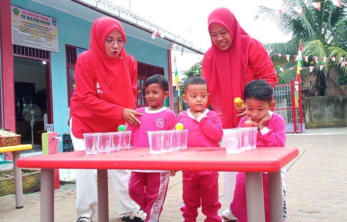 Dengan Penuh Ceria Dan Semangat Cinta Tanah Air, Anak-Anak TK Aisyah Putri Mengikuti Perlombaan Agustus