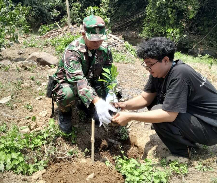 Babinsa Serka Sanu Bersama Mahasiswa ULM Tanam Kopi untuk Lestarikan Meratus Babinsa Serka Sanu Bersama Mahasiswa ULM Tanam Kopi untuk Lestarikan Meratus