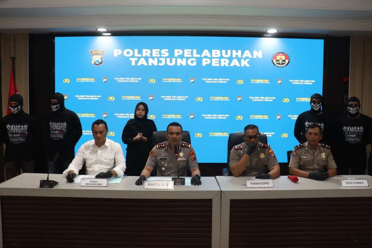 Operasi Tumpas Narkoba 2026, Polres Pelabuhan Tanjung Perak Amankan 27 Tersangka dan Sita 1 Kilogram Sabu Operasi Tumpas Narkoba 2026, Polres Pelabuhan Tanjung Perak Amankan 27 Tersangka dan Sita 1 Kilogram Sabu